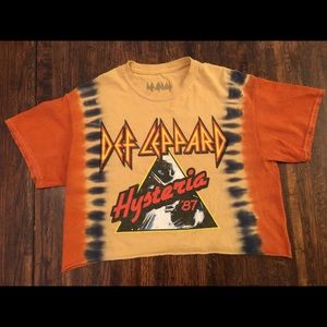 Retro Def Leopard Crop Top & tie-dye Shirt.